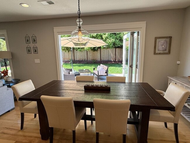 Building Photo - Beautiful 3 Bed 2.5 Bath Home in the Prune...