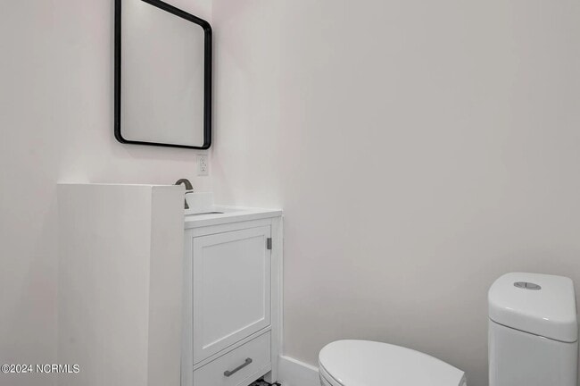 Building Photo - 204 S Harris St