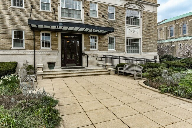 Building Photo - Luxury Two Bedroom near DuPont + Parking