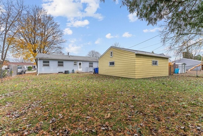 Building Photo - VIDEOTOUR: Delightful home w/Garage and Large Yard. PETS WELCOME