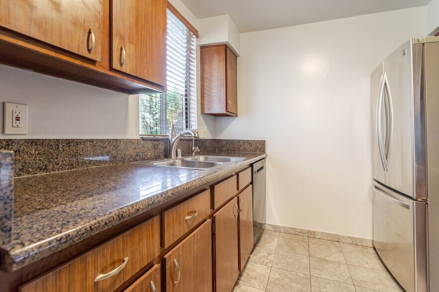 Building Photo - 14990 Victory Blvd