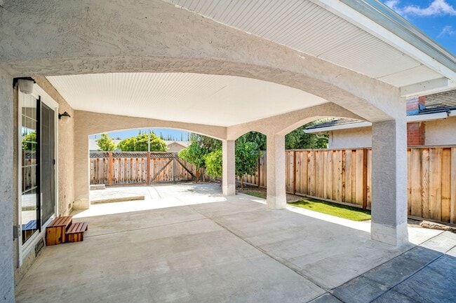 Building Photo - Charming 3BR/2BA Single Family Home for re...