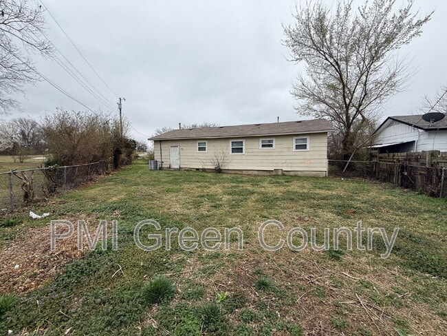 Building Photo - 5926 N Frankfort Ave