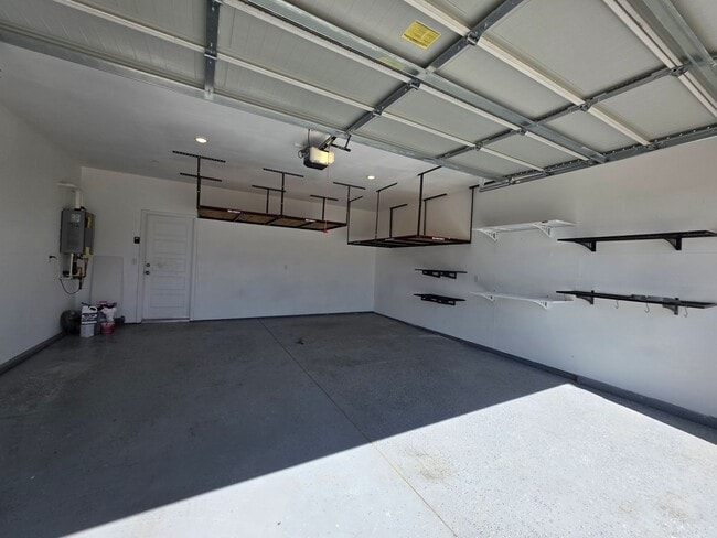 Building Photo - 3 bedroom 2 bathroom home with Solar and y...