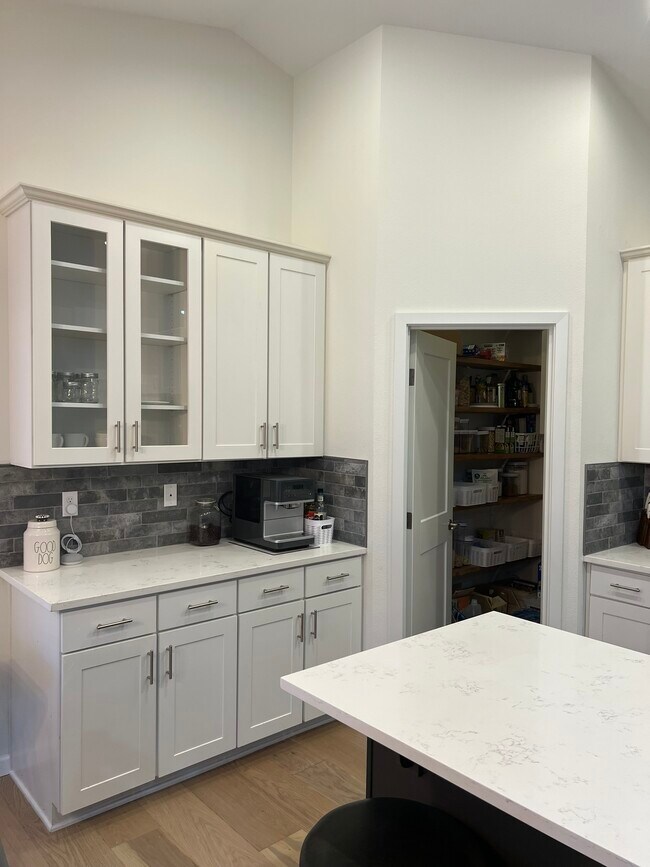 Building Photo - 381 E Lakeshore Dr