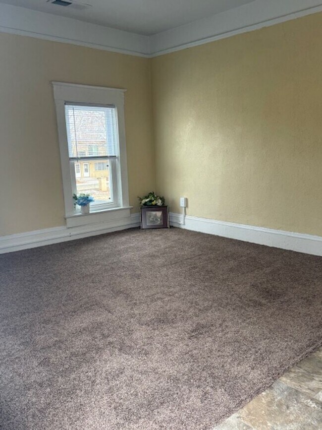 Building Photo - 629 Otter Ave