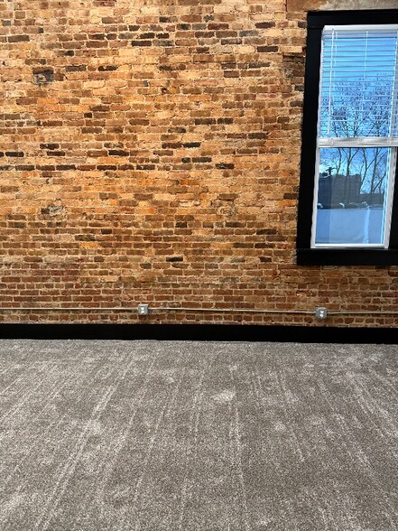 Building Photo - 430-432 Main St