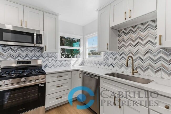 Building Photo - 2215 Marigold Pl