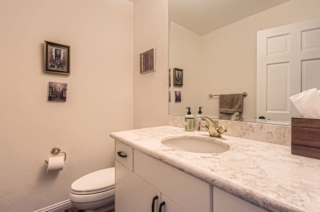 Building Photo - Gorgeous Home in Centennial w/Beautiful Fi...