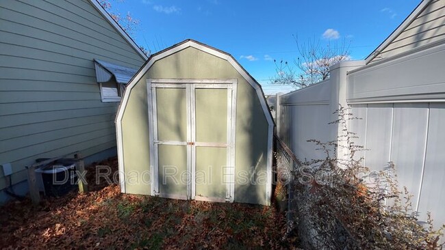 Building Photo - 921 Millikin St