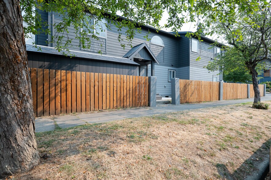 Building Photo - 933 29th Ave S