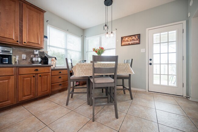 Building Photo - 1823 Blue Water Bay Dr