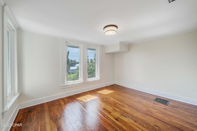 Building Photo - 2316 W Beach Dr