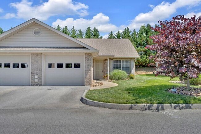 Building Photo - Suncrest Village 2BR/1 Bath One Level with Attached Garage