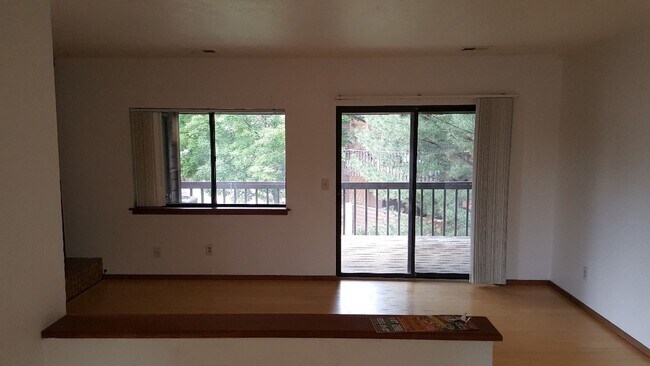 Building Photo - 2 bed 2 bath condo