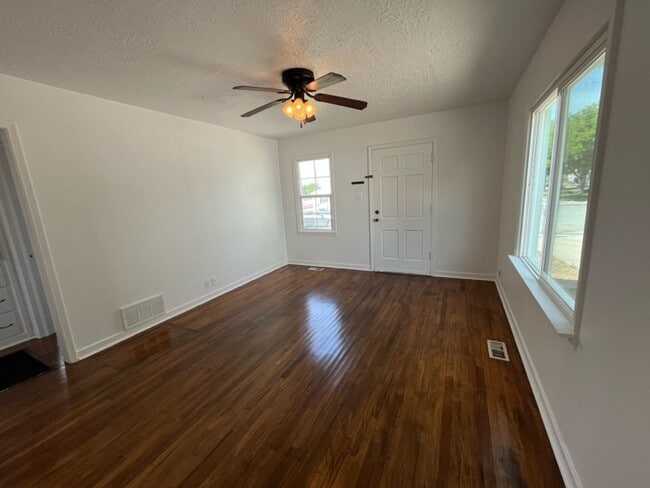 Building Photo - 933 W 450 N