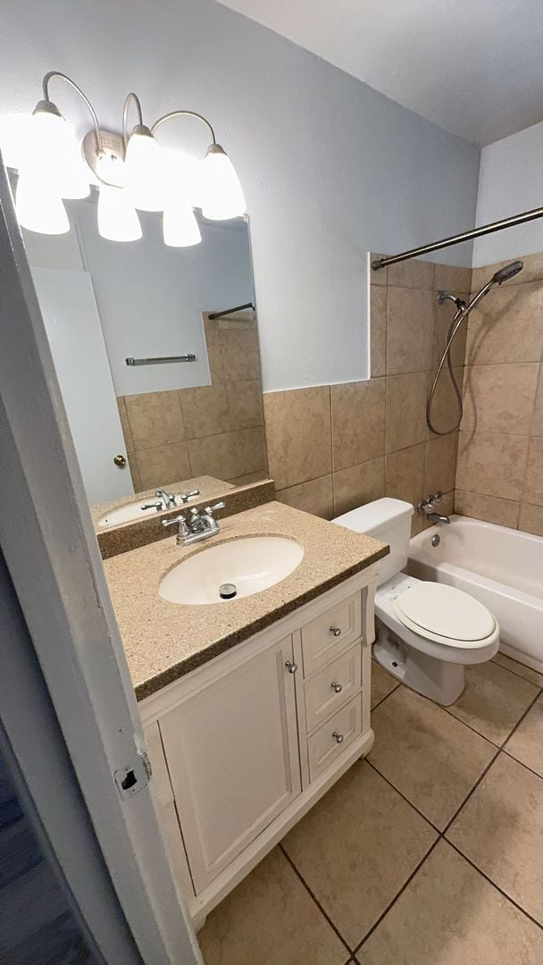 Building Photo - Remodeled 3-bedroom!  Housing accepted!