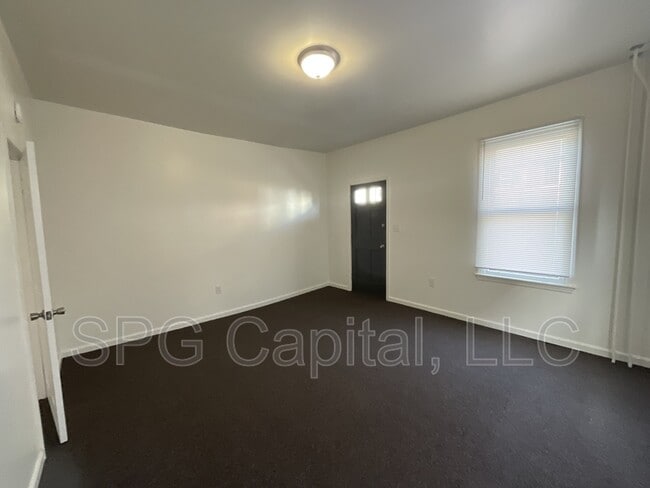 Building Photo - 122 Ann St