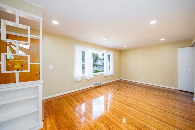 Building Photo - 503 Pineview Dr