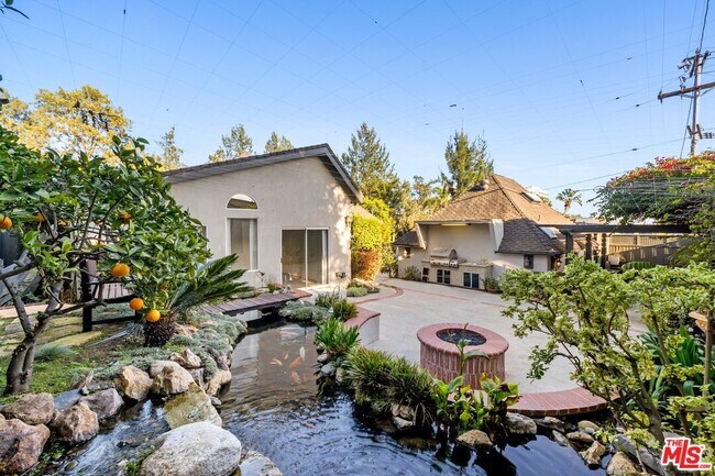 Building Photo - 1050 Centinela Ave