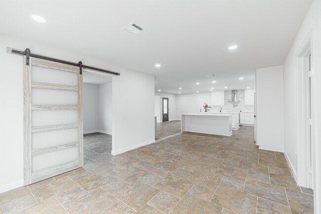 Building Photo - 10055 Larston St