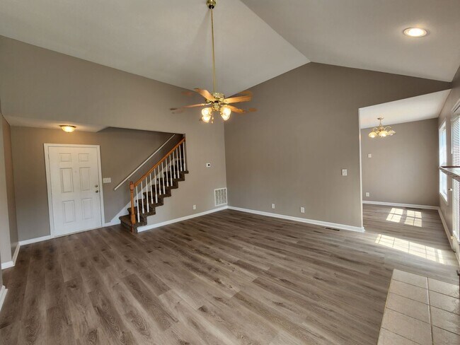 Building Photo - $1700 - 3 Beds 2 Bath + Bonus Room