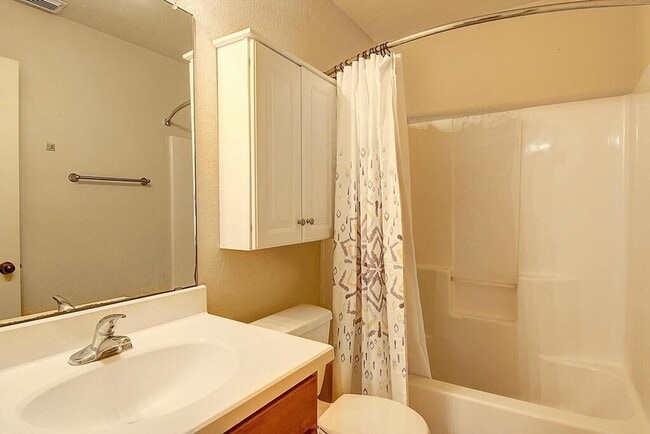 Building Photo - 2910 Santa Ana St