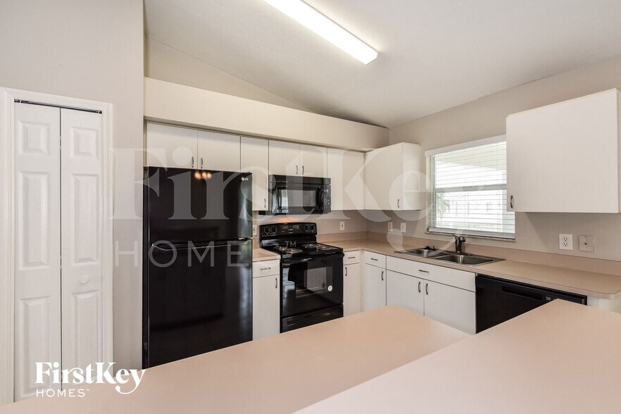 Building Photo - 4829 SW 24th Ave