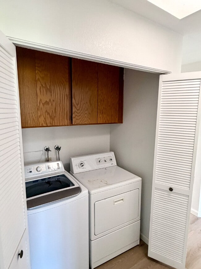 Building Photo - 3 bed 2 bath home vaulted ceilings close to hwy 80