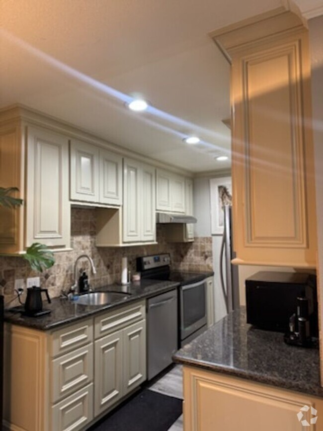 Building Photo - Stylish Furnished 1 Bed, 1 Bath Condo for ...