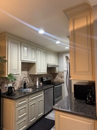 Building Photo - Stylish Furnished 1 Bed, 1 Bath Condo for ...
