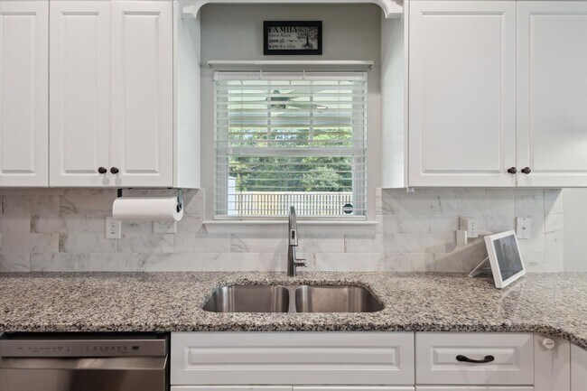 Building Photo - Spacious 4BR Home with Screened Porch & Fenced Yard in Effingham