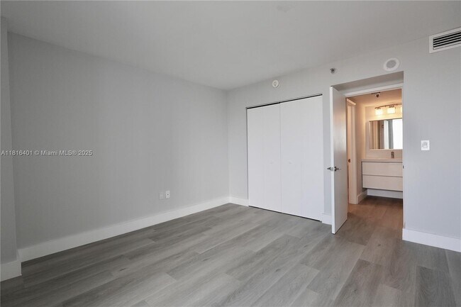 Building Photo - 20515 E Country Club Dr
