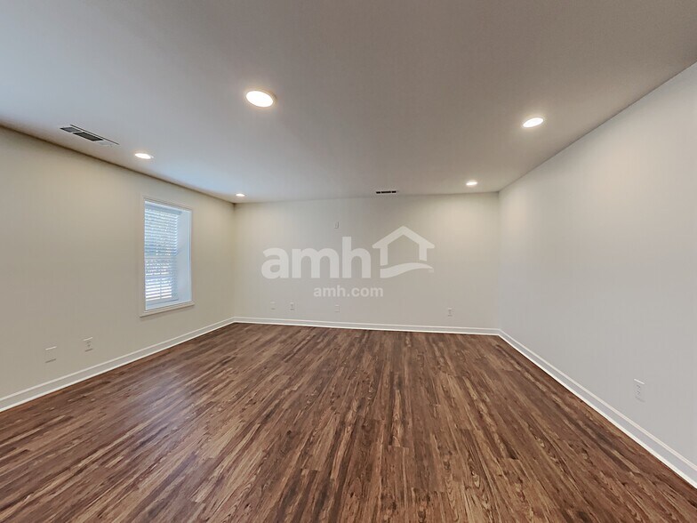 Building Photo - 1772 N Oak Dr