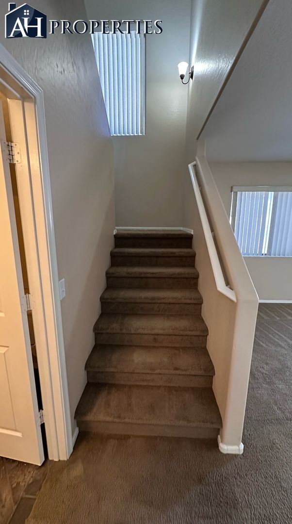 Building Photo - 3 Bed 2.5 bath 2 story house LOTS of storage