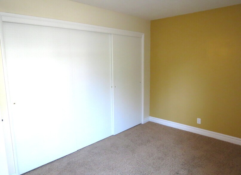 Bedroom - triple closet - 73 F St E