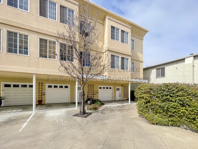 Building Photo - 909 Adams St