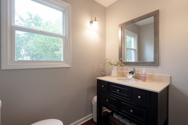 Building Photo - Beautiful home located in Sycamore Knolls!