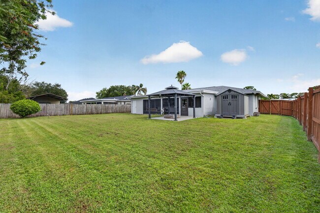 Building Photo - 825 SE Starflower Ave