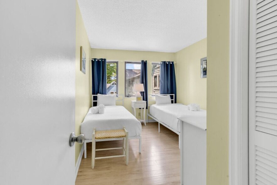 Building Photo - 983 Cayman Ct