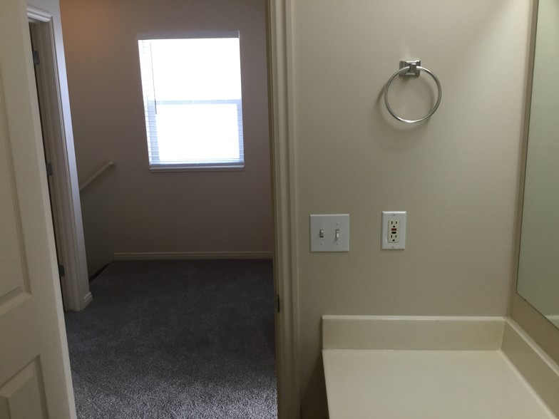 Building Photo - 479 Raven Way