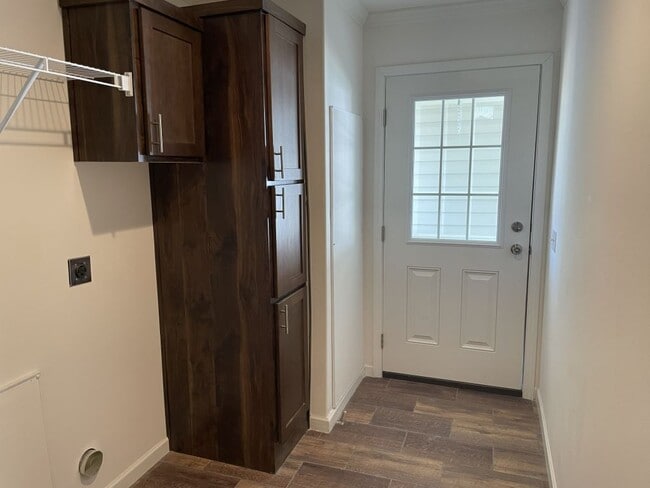 Building Photo - 5631 Pinecrest Dr