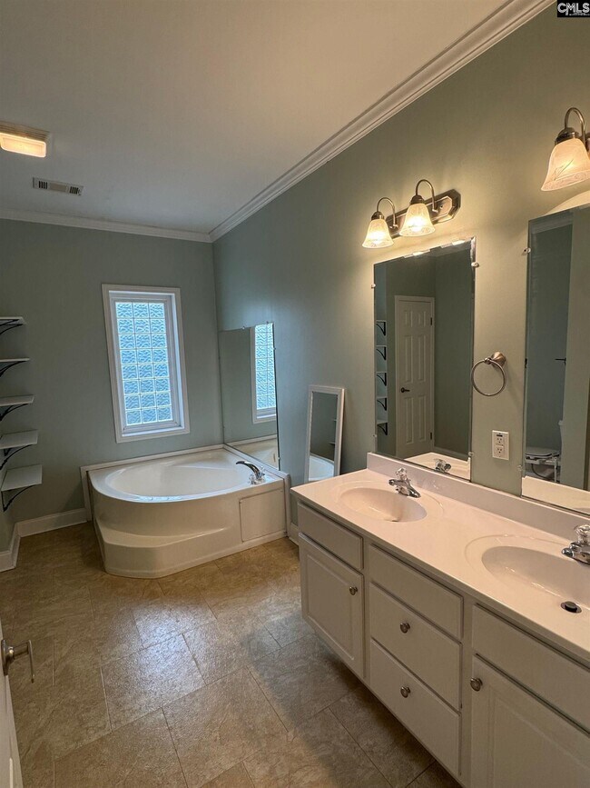 Building Photo - 121 Summerfield Dr