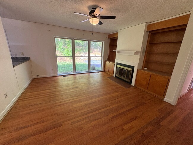 Building Photo - 4 bed & 3 full bath - Perfect for families and students