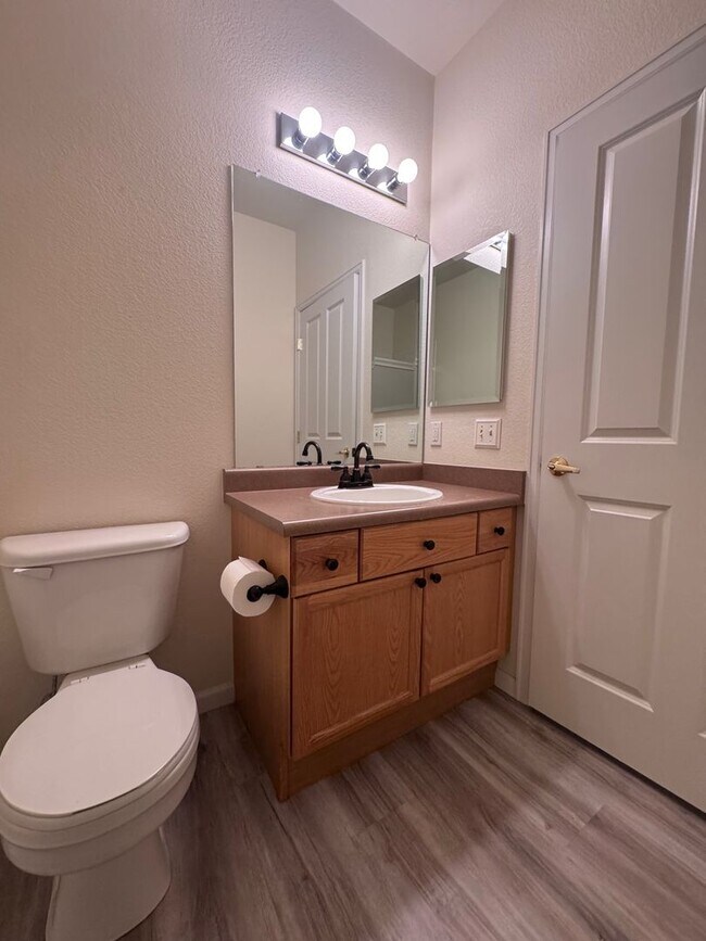 Building Photo - SW Littleton Top Floor Condo with Mountain Views!