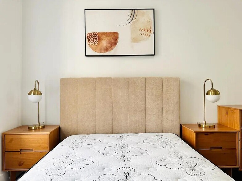 Building Photo - Furnished room/NOT APARTMENT