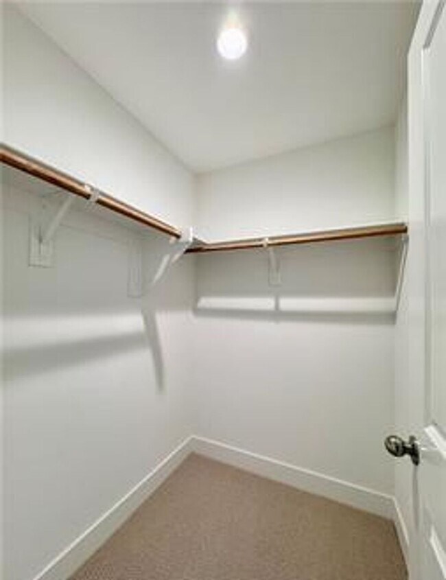 Building Photo - Stunning and Spacious 6BR 5BA Home w/ Solar Panels + Quartz Counter + Fenced Yard + 2 Car Garage ...