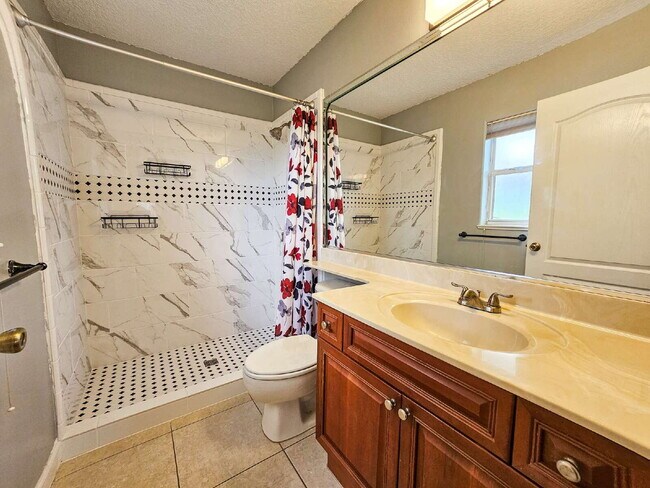 Building Photo - Waterfront Pool Home in Desirable Sunset Lakes
