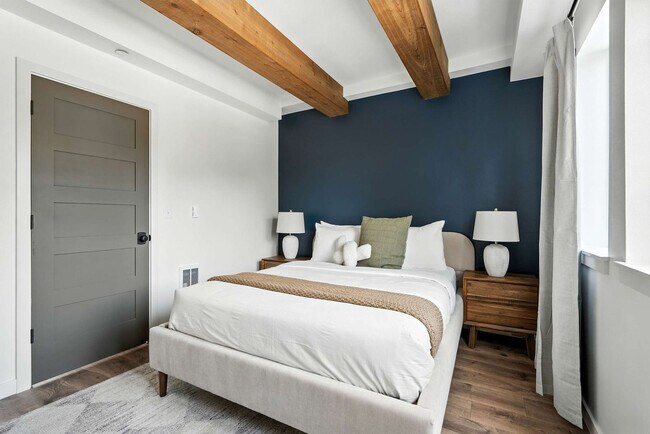 Building Photo - 925 NE 23rd Ave