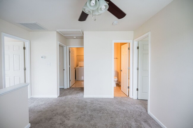 Building Photo - Immaculate beautiful 3-bedroom, 2.5-bath t...
